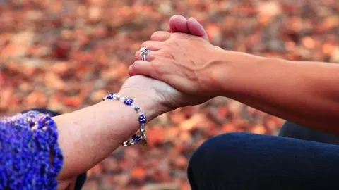 How to care for a loved one with dementia: 5 expert tips